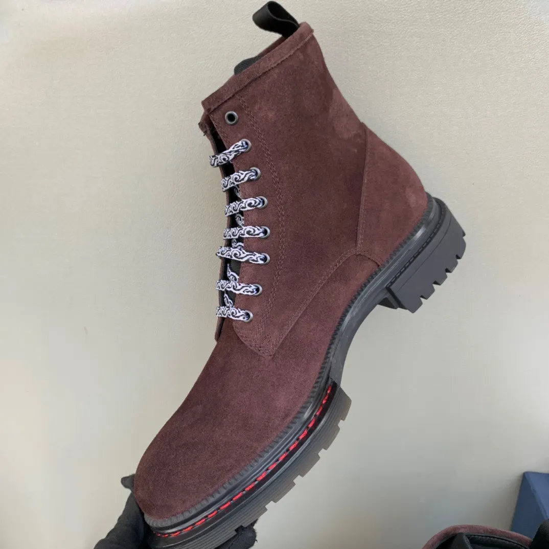 [DIOR] Top P: 1000💰 Number of yards: 39~44 (38.45 custom-made, non-refundable) Dior Dior~ Winter series, original 1:1 development Casual men's leather shoes Heavy investment, shoes and boots are made of imported cowhide + imported Dior special fabric Not easy to deform black cowhide lining Dior large hardware inlay Original TPU vacuum outsole, black cowhide Black open edge beads Military green suede Black suede Khaki suede leather is crafted by a large factory, and the perfect product is only prepared for you who know your taste! Any comparisons are welcome.